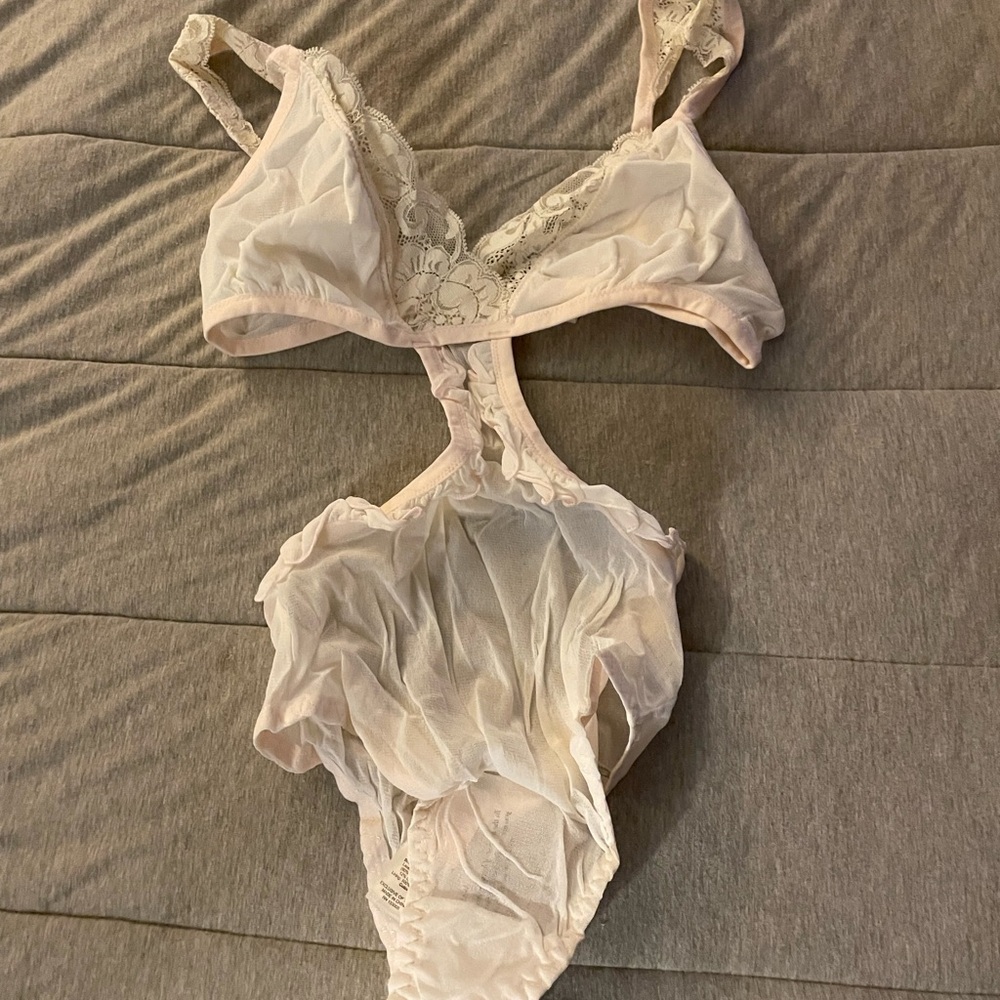 We Are HAH Key To Ur Heart Bodysuit in La Crème xs - Picture 7 of 14